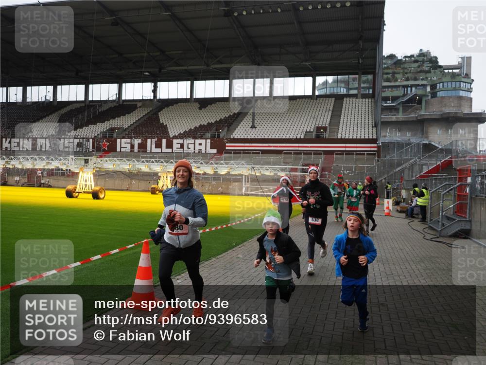 07.12.2025 - St. Pauli X-Mass-Run No. 15 Fabian Wolf http://msf.ph/oto/9396583 07.12.2025 10:40:11 Ziel 230, 538, 580, 827, 1748, 1749, 2754, 3796, 3797, 4874, 4878 meine-sportfotos.de