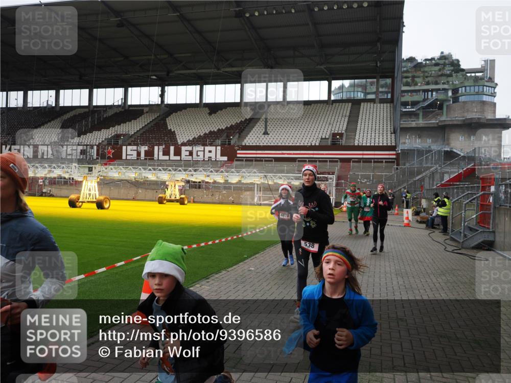 07.12.2025 - St. Pauli X-Mass-Run No. 15 Fabian Wolf http://msf.ph/oto/9396586 07.12.2025 10:40:12 Ziel 230, 538, 580, 3161, 3164, 3796, 3797, 4874, 4878 meine-sportfotos.de