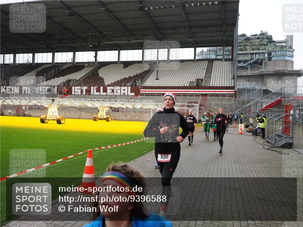 07.12.2025 - St. Pauli X-Mass-Run No. 15 Fabian Wolf http://msf.ph/oto/9396588 07.12.2025 10:40:12 Ziel 230, 538, 580, 3161, 3164, 3796, 3797, 4874, 4878 meine-sportfotos.de