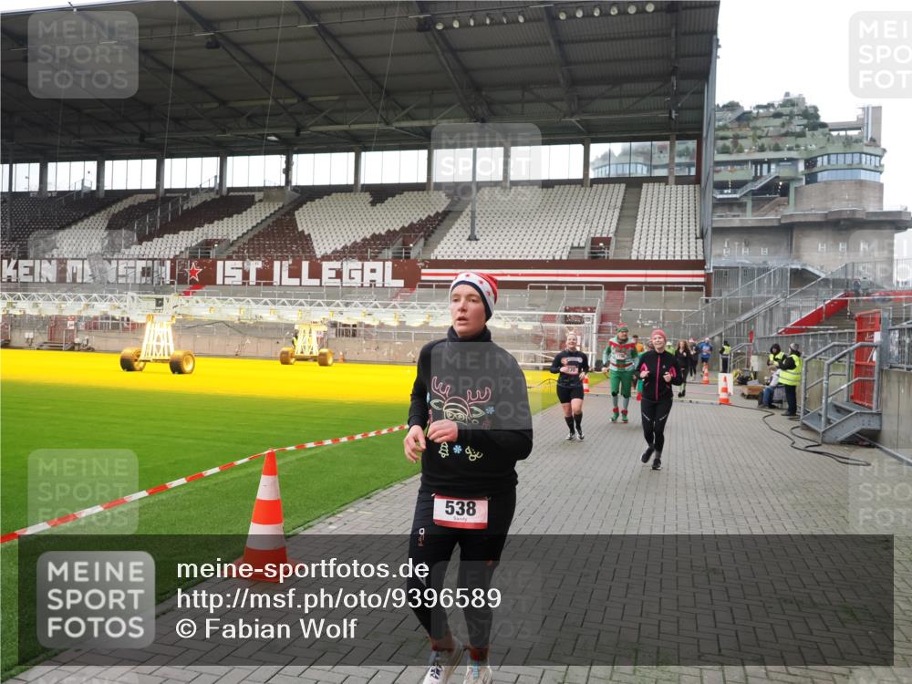 07.12.2025 - St. Pauli X-Mass-Run No. 15 Fabian Wolf http://msf.ph/oto/9396589 07.12.2025 10:40:13 Ziel 230, 538, 580, 3161, 3164, 3796, 3797, 4874, 4878 meine-sportfotos.de