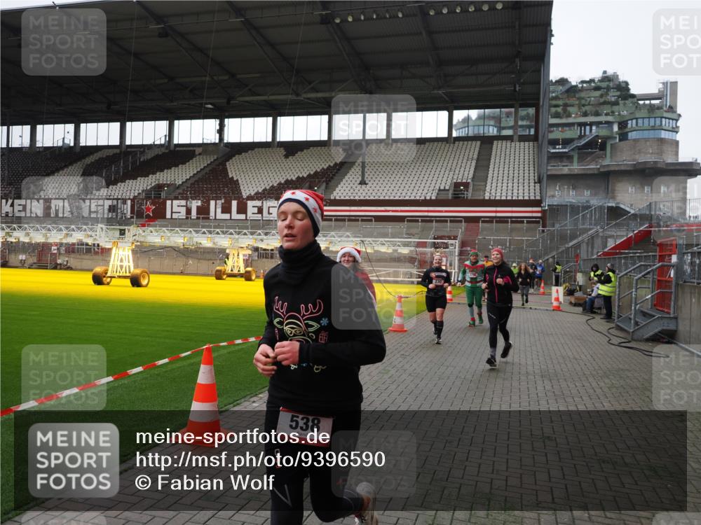 07.12.2025 - St. Pauli X-Mass-Run No. 15 Fabian Wolf http://msf.ph/oto/9396590 07.12.2025 10:40:13 Ziel 230, 538, 580, 3161, 3164, 3796, 3797, 4874, 4878 meine-sportfotos.de