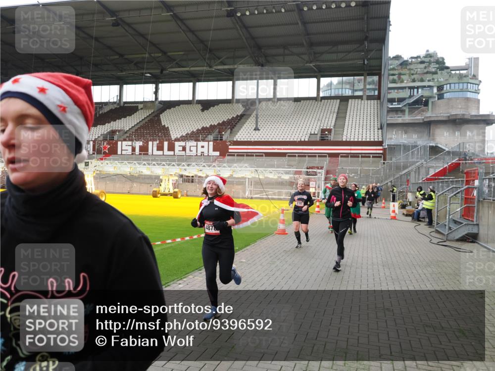 07.12.2025 - St. Pauli X-Mass-Run No. 15 Fabian Wolf http://msf.ph/oto/9396592 07.12.2025 10:40:13 Ziel 230, 538, 580, 3161, 3164, 3796, 3797, 4874, 4878 meine-sportfotos.de