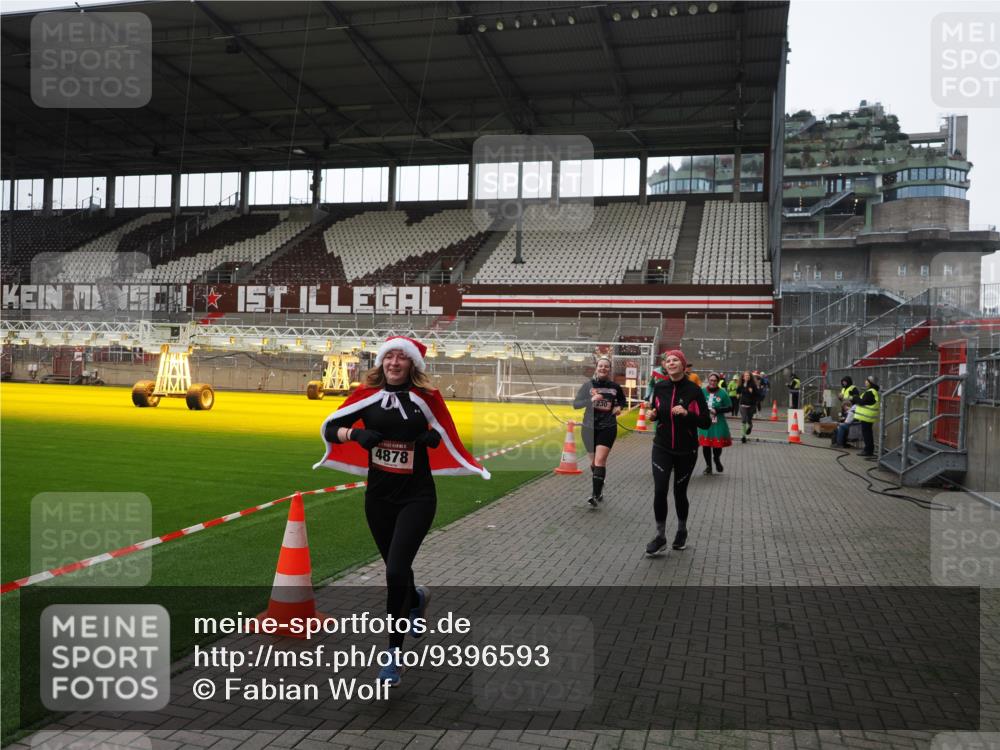 07.12.2025 - St. Pauli X-Mass-Run No. 15 Fabian Wolf http://msf.ph/oto/9396593 07.12.2025 10:40:13 Ziel 230, 538, 580, 3161, 3164, 3796, 3797, 4874, 4878 meine-sportfotos.de