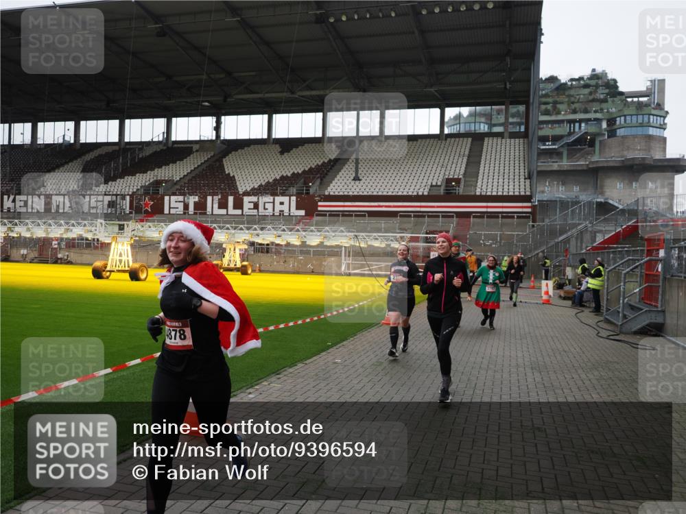 07.12.2025 - St. Pauli X-Mass-Run No. 15 Fabian Wolf http://msf.ph/oto/9396594 07.12.2025 10:40:14 Ziel 230, 538, 580, 3161, 3164, 3796, 3797, 4874, 4878 meine-sportfotos.de