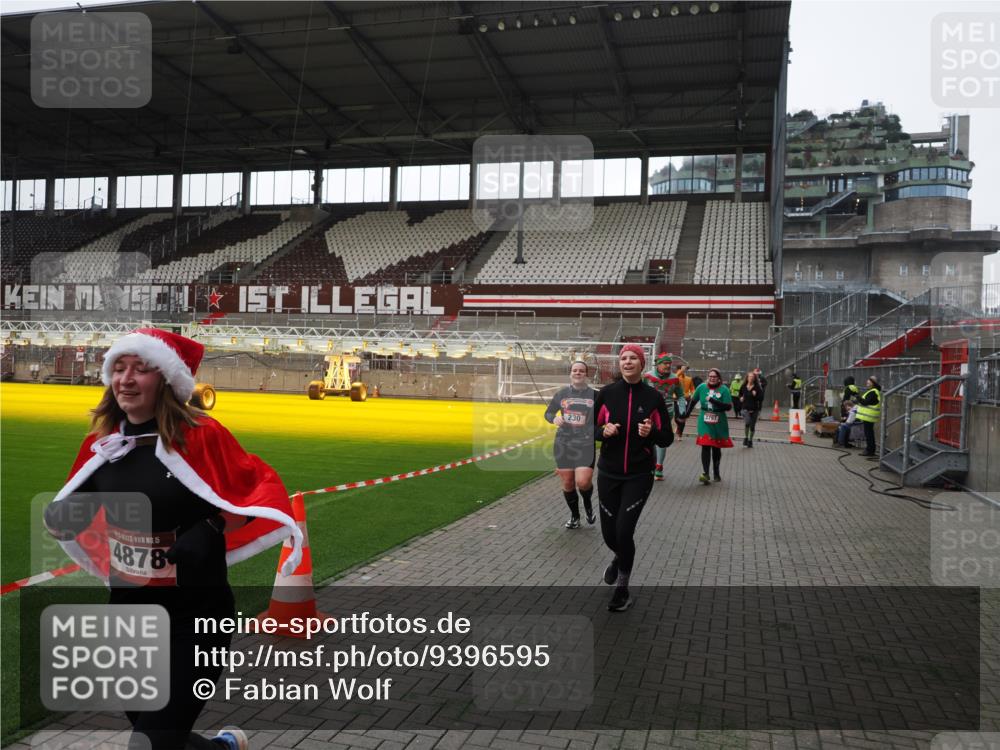 07.12.2025 - St. Pauli X-Mass-Run No. 15 Fabian Wolf http://msf.ph/oto/9396595 07.12.2025 10:40:14 Ziel 230, 538, 580, 3161, 3164, 3796, 3797, 4874, 4878 meine-sportfotos.de