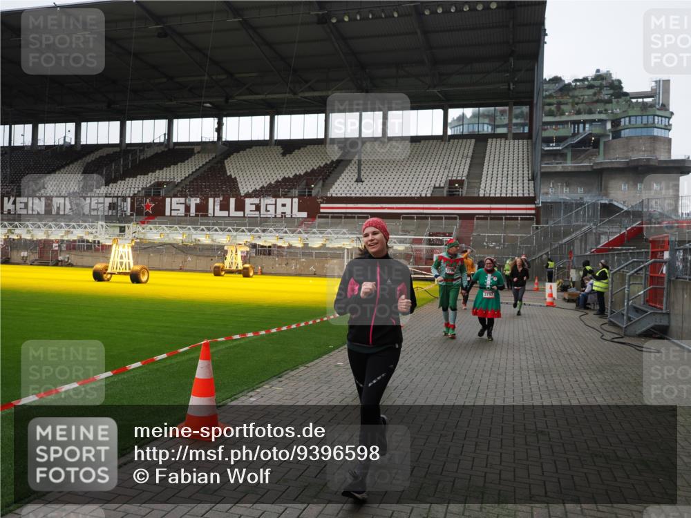 07.12.2025 - St. Pauli X-Mass-Run No. 15 Fabian Wolf http://msf.ph/oto/9396598 07.12.2025 10:40:15 Ziel 230, 538, 580, 3161, 3164, 3796, 3797, 4874, 4878 meine-sportfotos.de