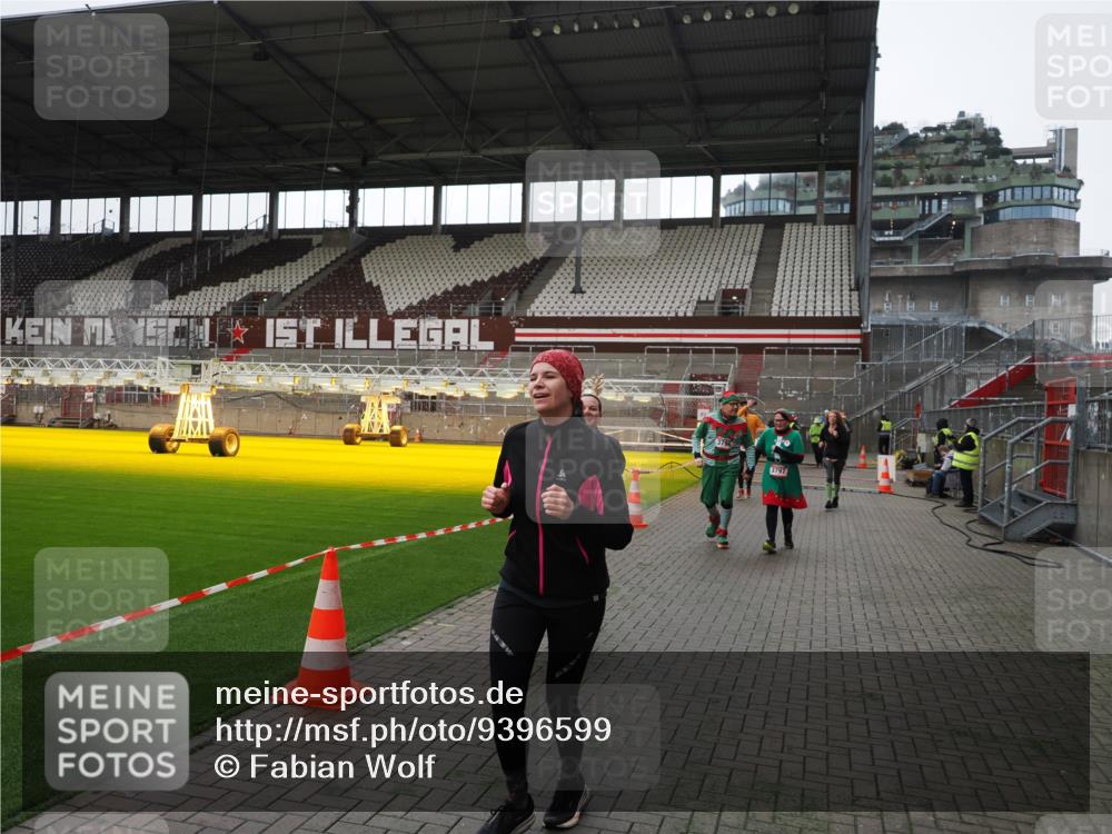 07.12.2025 - St. Pauli X-Mass-Run No. 15 Fabian Wolf http://msf.ph/oto/9396599 07.12.2025 10:40:15 Ziel 230, 538, 580, 3161, 3164, 3796, 3797, 4874, 4878 meine-sportfotos.de