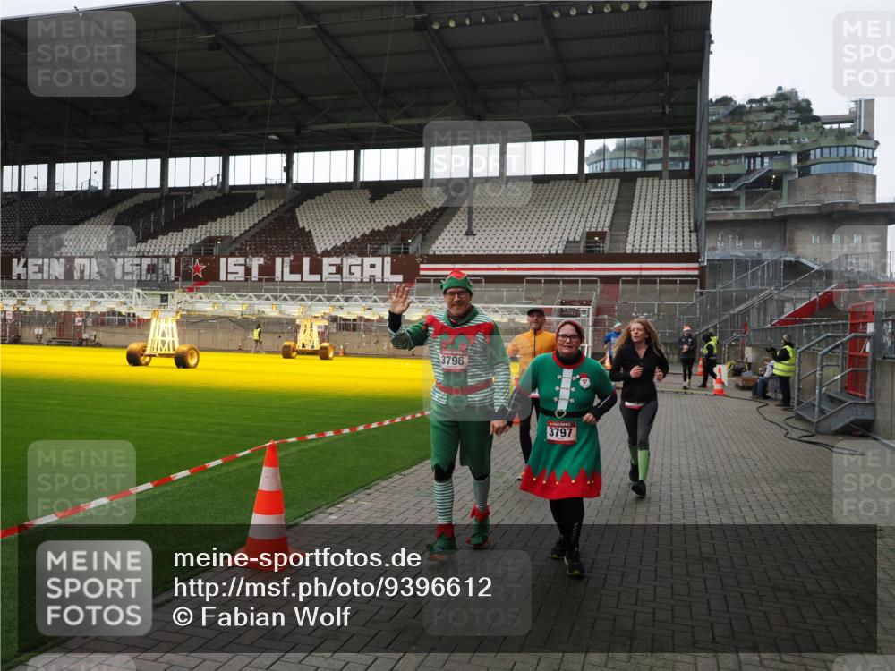 07.12.2025 - St. Pauli X-Mass-Run No. 15 Fabian Wolf http://msf.ph/oto/9396612 07.12.2025 10:40:18 Ziel 230, 538, 580, 731, 735, 2169, 3161, 3164, 3796, 3797, 4874, 4878 meine-sportfotos.de