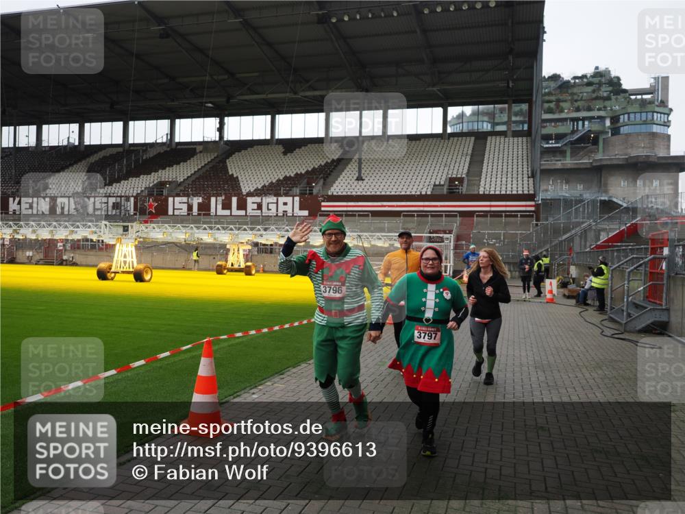 07.12.2025 - St. Pauli X-Mass-Run No. 15 Fabian Wolf http://msf.ph/oto/9396613 07.12.2025 10:40:18 Ziel 230, 538, 580, 731, 735, 2169, 3161, 3164, 3796, 3797, 4874, 4878 meine-sportfotos.de