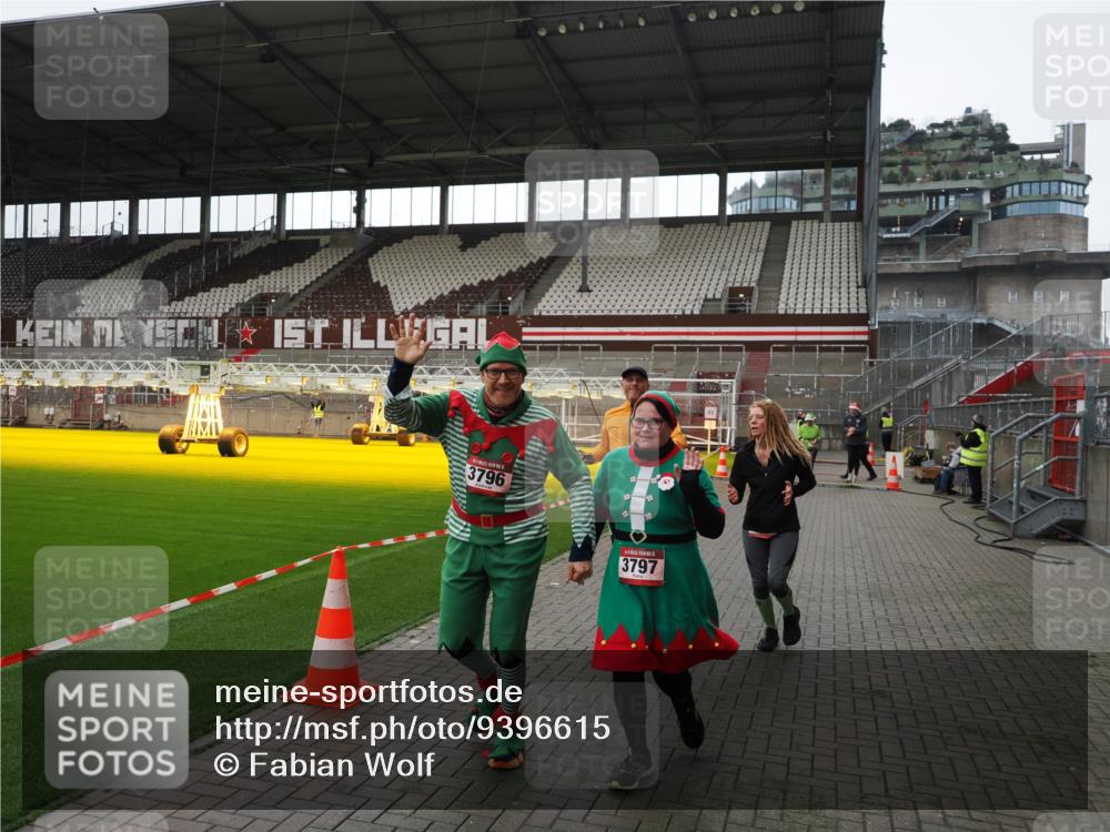 07.12.2025 - St. Pauli X-Mass-Run No. 15 Fabian Wolf http://msf.ph/oto/9396615 07.12.2025 10:40:19 Ziel 230, 538, 580, 731, 735, 2169, 3161, 3164, 3796, 3797, 4874, 4878 meine-sportfotos.de