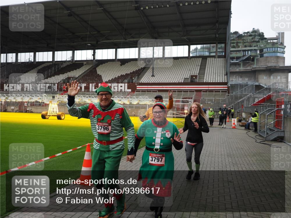 07.12.2025 - St. Pauli X-Mass-Run No. 15 Fabian Wolf http://msf.ph/oto/9396617 07.12.2025 10:40:19 Ziel 230, 538, 580, 731, 735, 2169, 3161, 3164, 3796, 3797, 4874, 4878 meine-sportfotos.de