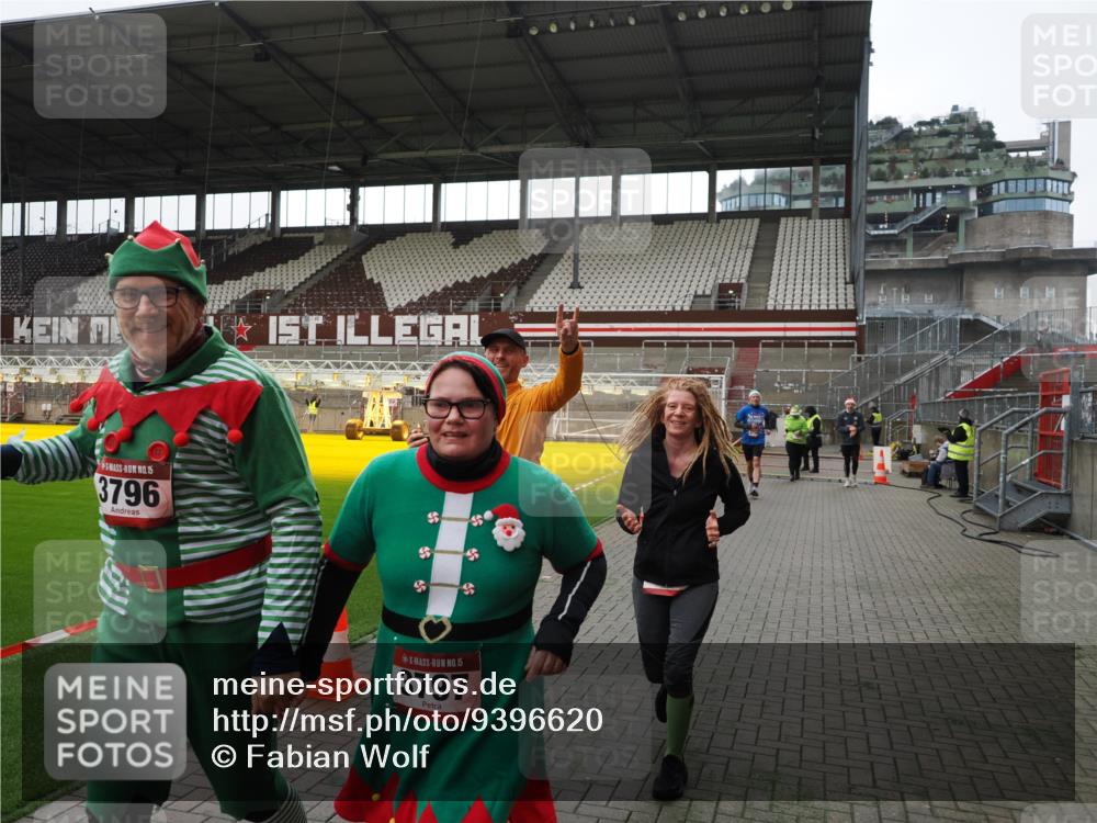 07.12.2025 - St. Pauli X-Mass-Run No. 15 Fabian Wolf http://msf.ph/oto/9396620 07.12.2025 10:40:20 Ziel 230, 538, 580, 731, 735, 2169, 3161, 3164, 3796, 3797, 4874, 4878 meine-sportfotos.de