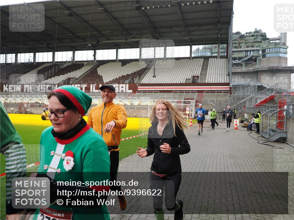 07.12.2025 - St. Pauli X-Mass-Run No. 15 Fabian Wolf http://msf.ph/oto/9396622 07.12.2025 10:40:20 Ziel 230, 538, 580, 731, 735, 2169, 3161, 3164, 3796, 3797, 4874, 4878 meine-sportfotos.de