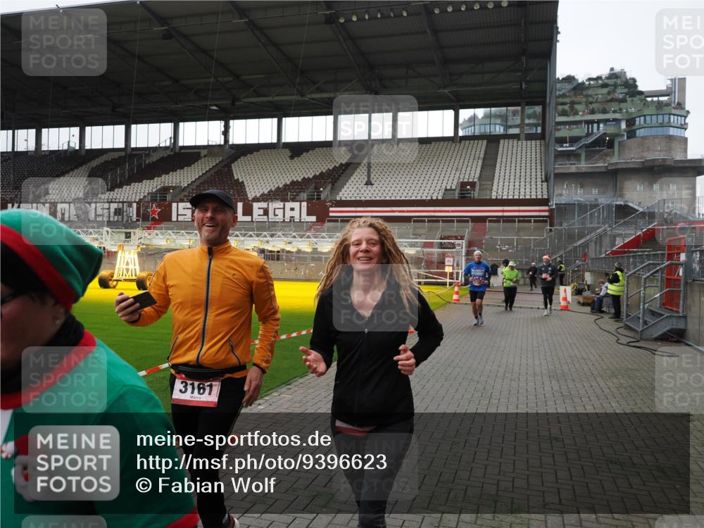 07.12.2025 - St. Pauli X-Mass-Run No. 15 Fabian Wolf http://msf.ph/oto/9396623 07.12.2025 10:40:20 Ziel 230, 538, 580, 731, 735, 2169, 3161, 3164, 3796, 3797, 4874, 4878 meine-sportfotos.de