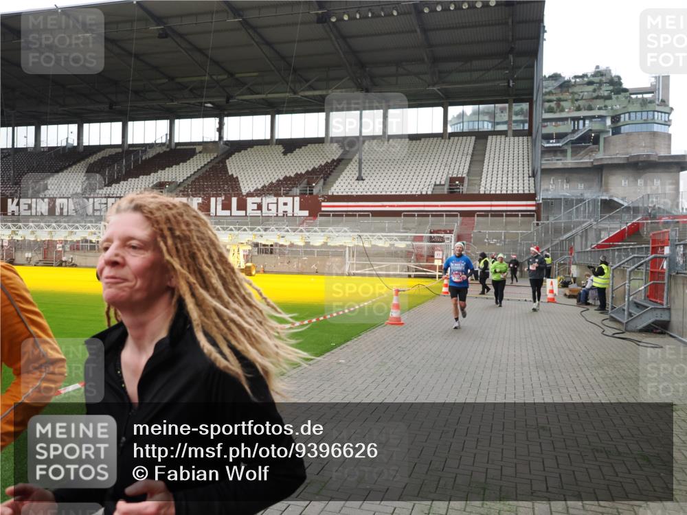 07.12.2025 - St. Pauli X-Mass-Run No. 15 Fabian Wolf http://msf.ph/oto/9396626 07.12.2025 10:40:21 Ziel 230, 538, 580, 731, 735, 2169, 3161, 3164, 3796, 3797, 4874, 4878 meine-sportfotos.de