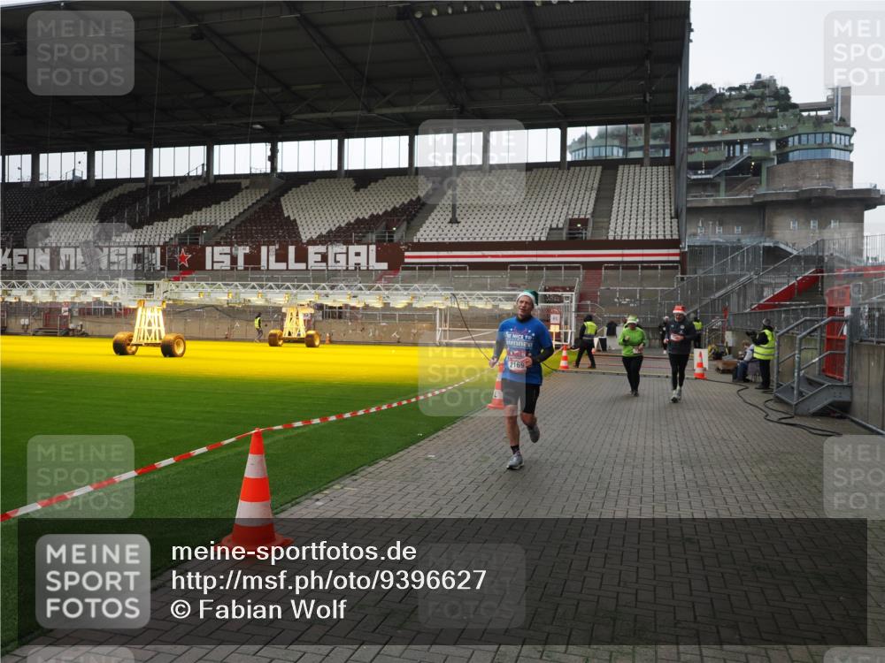 07.12.2025 - St. Pauli X-Mass-Run No. 15 Fabian Wolf http://msf.ph/oto/9396627 07.12.2025 10:40:22 Ziel 230, 538, 580, 731, 735, 2169, 3161, 3164, 3796, 3797, 4874, 4878 meine-sportfotos.de