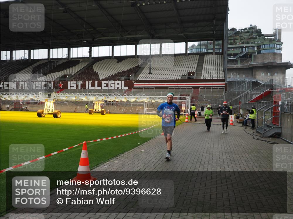 07.12.2025 - St. Pauli X-Mass-Run No. 15 Fabian Wolf http://msf.ph/oto/9396628 07.12.2025 10:40:23 Ziel 230, 538, 580, 731, 735, 2169, 2916, 3161, 3164, 3796, 3797, 4874, 4878 meine-sportfotos.de