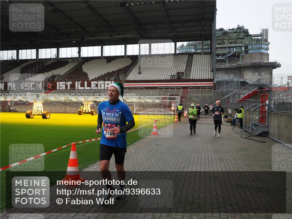 07.12.2025 - St. Pauli X-Mass-Run No. 15 Fabian Wolf http://msf.ph/oto/9396633 07.12.2025 10:40:24 Ziel 230, 538, 580, 731, 735, 2169, 2916, 3161, 3164, 3796, 3797, 4874, 4878 meine-sportfotos.de