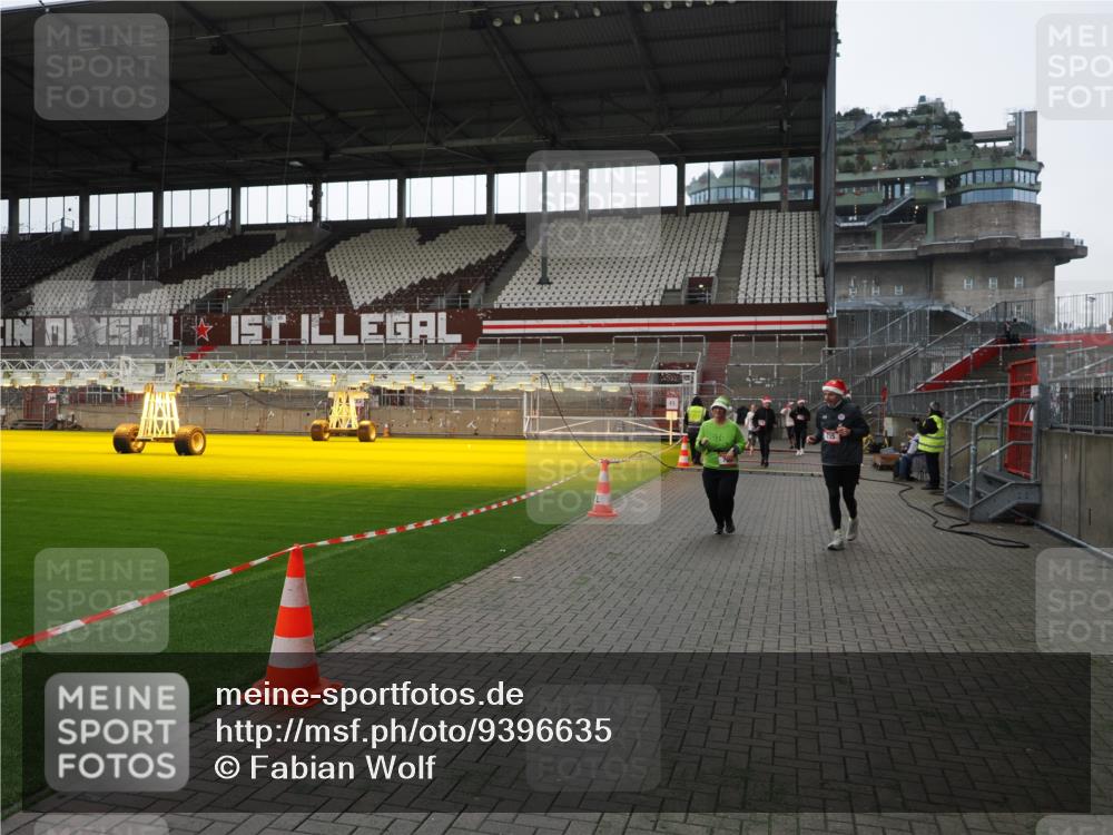 07.12.2025 - St. Pauli X-Mass-Run No. 15 Fabian Wolf http://msf.ph/oto/9396635 07.12.2025 10:40:25 Ziel 230, 538, 731, 735, 2169, 2916, 3161, 3164, 3797, 4874, 4878 meine-sportfotos.de