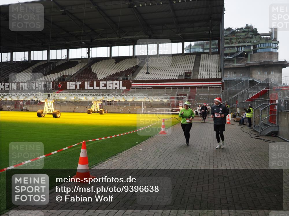 07.12.2025 - St. Pauli X-Mass-Run No. 15 Fabian Wolf http://msf.ph/oto/9396638 07.12.2025 10:40:25 Ziel 230, 538, 731, 735, 2169, 2916, 3161, 3164, 3797, 4874, 4878 meine-sportfotos.de