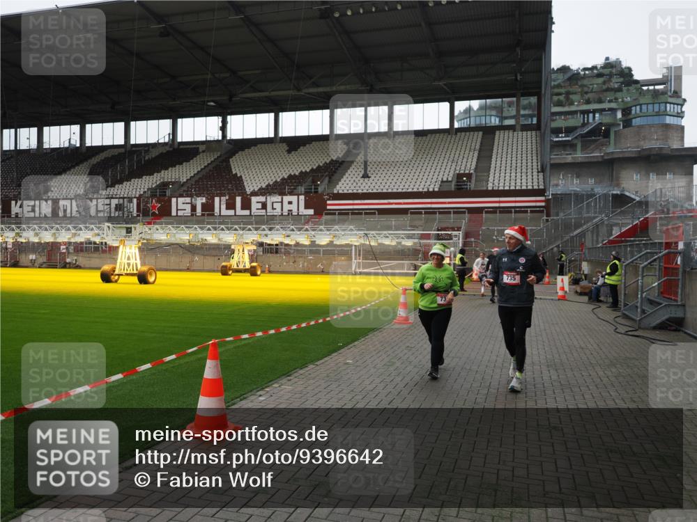 07.12.2025 - St. Pauli X-Mass-Run No. 15 Fabian Wolf http://msf.ph/oto/9396642 07.12.2025 10:40:26 Ziel 230, 731, 735, 2169, 2594, 2916, 3161, 3164, 3408, 4874, 4878 meine-sportfotos.de