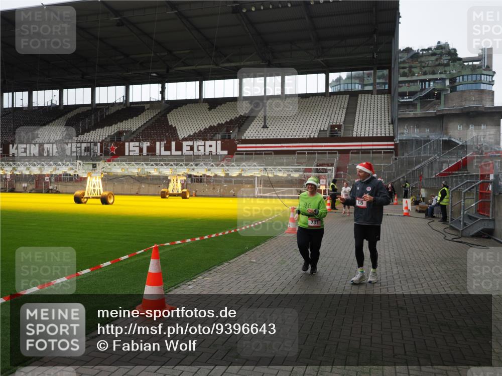 07.12.2025 - St. Pauli X-Mass-Run No. 15 Fabian Wolf http://msf.ph/oto/9396643 07.12.2025 10:40:26 Ziel 230, 731, 735, 2169, 2594, 2916, 3161, 3164, 3408, 4874, 4878 meine-sportfotos.de
