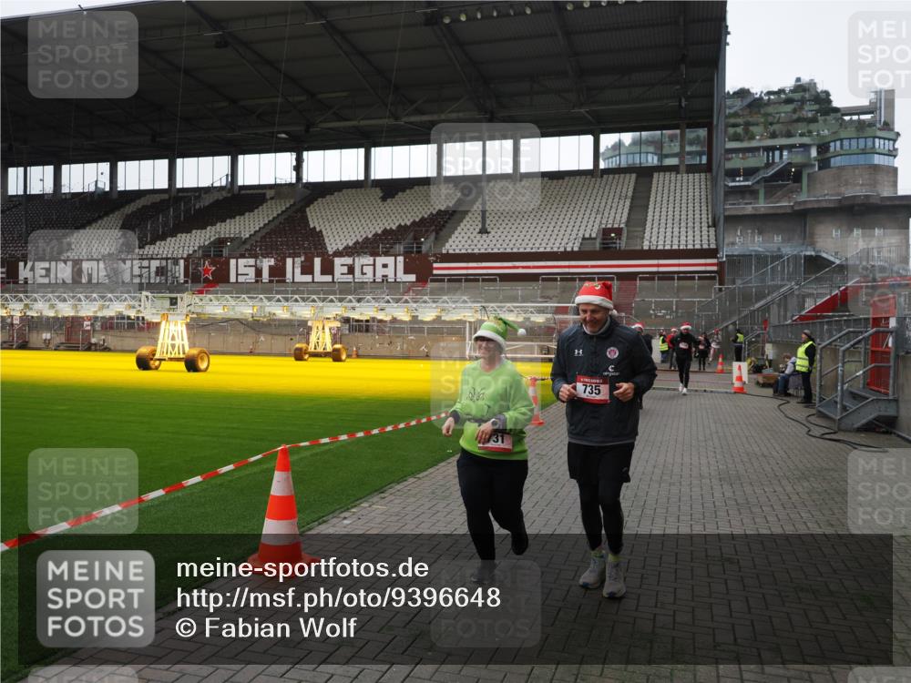 07.12.2025 - St. Pauli X-Mass-Run No. 15 Fabian Wolf http://msf.ph/oto/9396648 07.12.2025 10:40:28 Ziel 731, 735, 2169, 2594, 2916, 3161, 3164, 3244, 3408 meine-sportfotos.de
