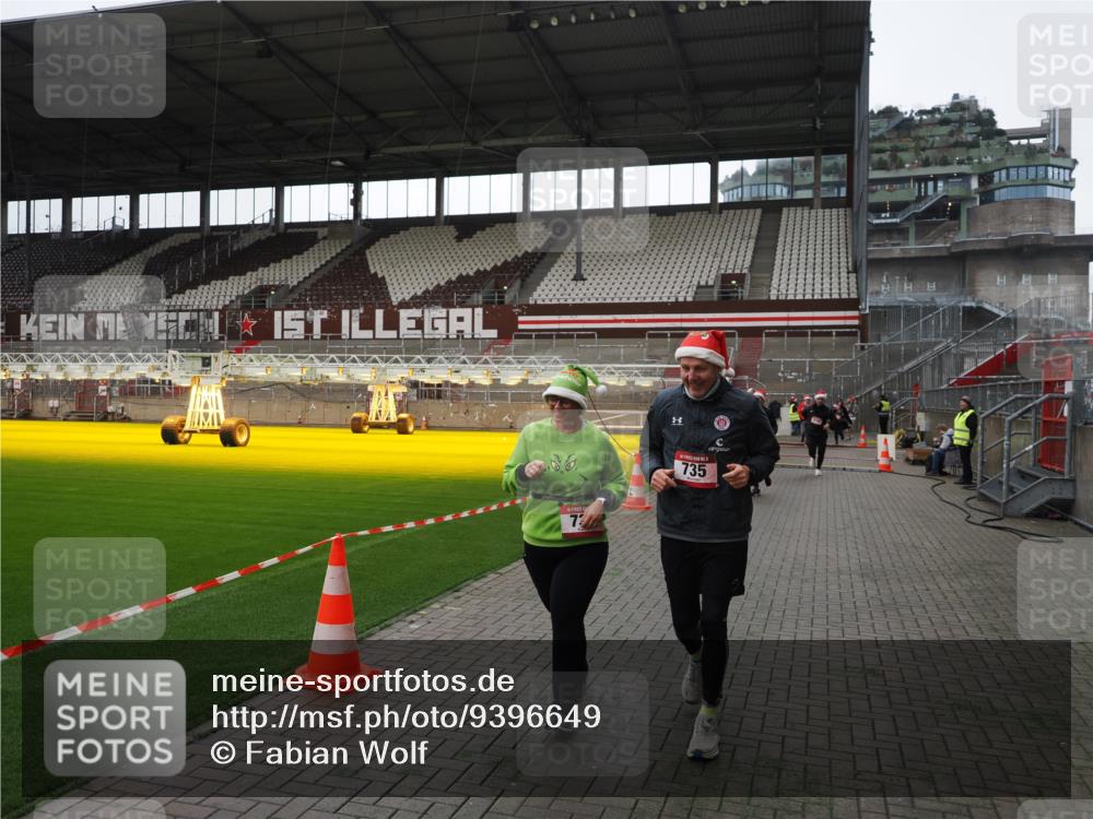 07.12.2025 - St. Pauli X-Mass-Run No. 15 Fabian Wolf http://msf.ph/oto/9396649 07.12.2025 10:40:28 Ziel 731, 735, 2169, 2594, 2916, 3161, 3164, 3244, 3408 meine-sportfotos.de