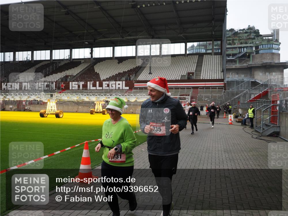07.12.2025 - St. Pauli X-Mass-Run No. 15 Fabian Wolf http://msf.ph/oto/9396652 07.12.2025 10:40:28 Ziel 731, 735, 2169, 2594, 2916, 3161, 3164, 3244, 3408 meine-sportfotos.de