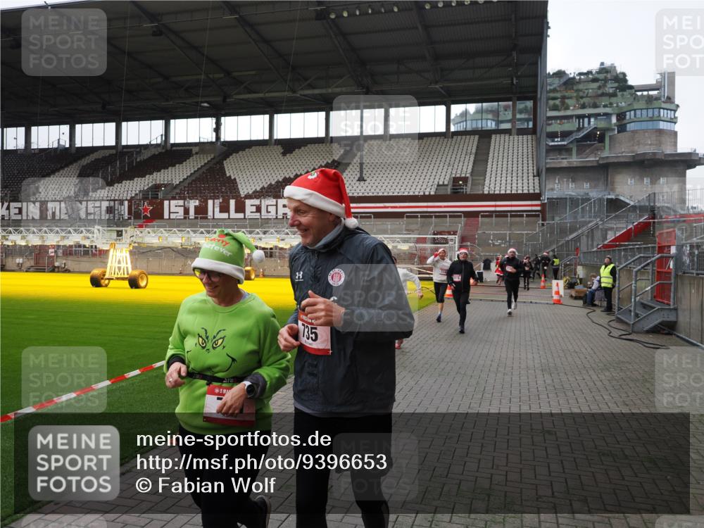 07.12.2025 - St. Pauli X-Mass-Run No. 15 Fabian Wolf http://msf.ph/oto/9396653 07.12.2025 10:40:29 Ziel 731, 735, 2169, 2594, 2916, 3161, 3164, 3244, 3408 meine-sportfotos.de