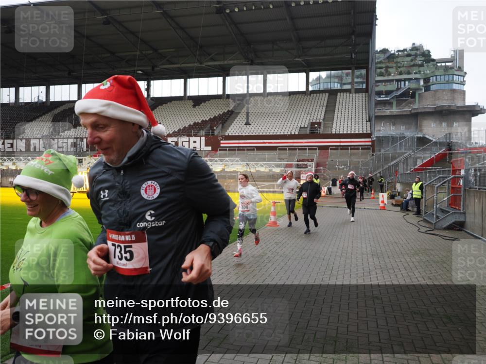 07.12.2025 - St. Pauli X-Mass-Run No. 15 Fabian Wolf http://msf.ph/oto/9396655 07.12.2025 10:40:29 Ziel 731, 735, 2169, 2594, 2916, 3161, 3164, 3244, 3408 meine-sportfotos.de