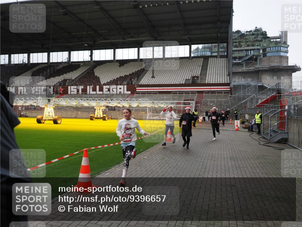 07.12.2025 - St. Pauli X-Mass-Run No. 15 Fabian Wolf http://msf.ph/oto/9396657 07.12.2025 10:40:29 Ziel 731, 735, 2169, 2594, 2916, 3161, 3164, 3244, 3408 meine-sportfotos.de
