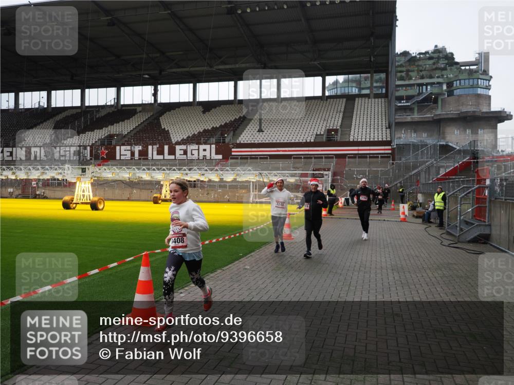 07.12.2025 - St. Pauli X-Mass-Run No. 15 Fabian Wolf http://msf.ph/oto/9396658 07.12.2025 10:40:30 Ziel 731, 735, 2169, 2594, 2916, 3161, 3164, 3244, 3407, 3408, 4041 meine-sportfotos.de