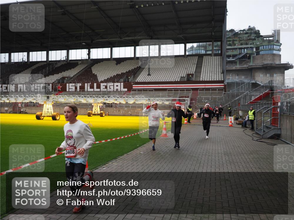 07.12.2025 - St. Pauli X-Mass-Run No. 15 Fabian Wolf http://msf.ph/oto/9396659 07.12.2025 10:40:30 Ziel 731, 735, 2169, 2594, 2916, 3161, 3164, 3244, 3407, 3408, 4041 meine-sportfotos.de