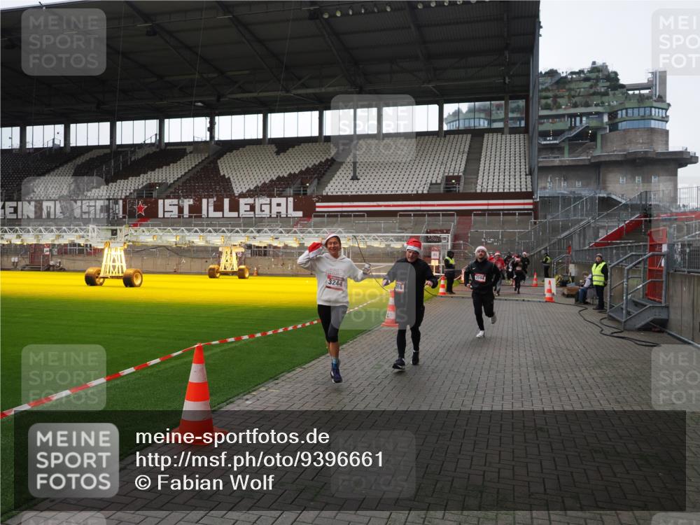 07.12.2025 - St. Pauli X-Mass-Run No. 15 Fabian Wolf http://msf.ph/oto/9396661 07.12.2025 10:40:30 Ziel 731, 735, 2169, 2594, 2916, 3161, 3164, 3244, 3407, 3408, 4041 meine-sportfotos.de