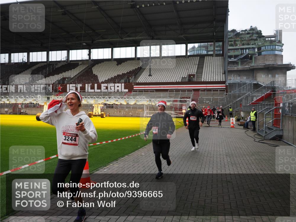 07.12.2025 - St. Pauli X-Mass-Run No. 15 Fabian Wolf http://msf.ph/oto/9396665 07.12.2025 10:40:31 Ziel 731, 735, 1457, 2169, 2594, 2916, 3161, 3164, 3244, 3407, 3408, 4041, 4304 meine-sportfotos.de