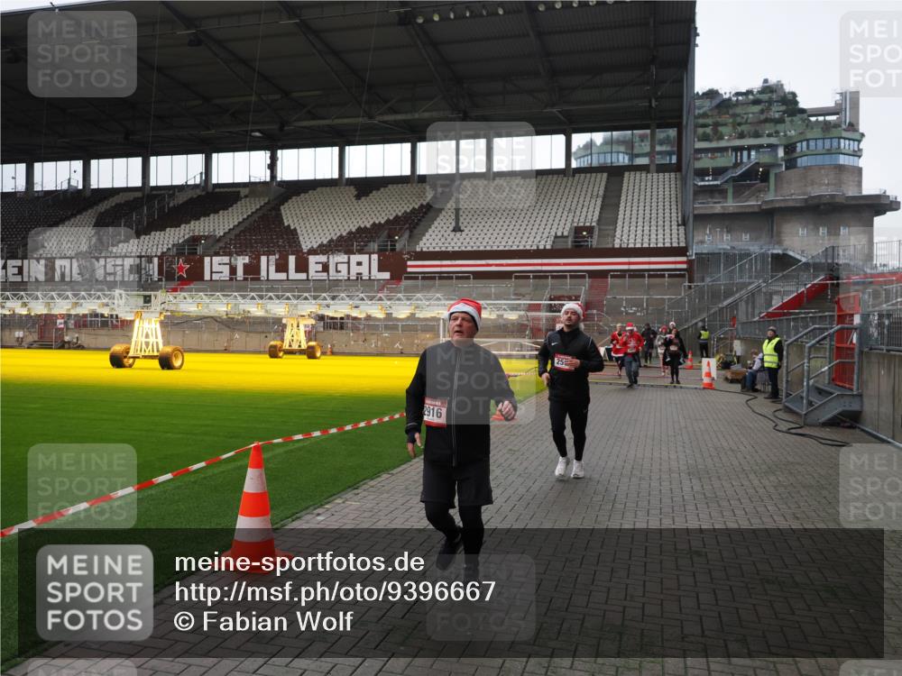 07.12.2025 - St. Pauli X-Mass-Run No. 15 Fabian Wolf http://msf.ph/oto/9396667 07.12.2025 10:40:31 Ziel 731, 735, 1457, 2169, 2594, 2916, 3161, 3164, 3244, 3407, 3408, 4041, 4304 meine-sportfotos.de