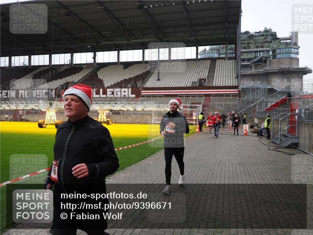 07.12.2025 - St. Pauli X-Mass-Run No. 15 Fabian Wolf http://msf.ph/oto/9396671 07.12.2025 10:40:32 Ziel 731, 735, 1457, 2169, 2594, 2916, 3161, 3164, 3244, 3407, 3408, 4041, 4304 meine-sportfotos.de