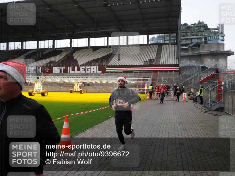 07.12.2025 - St. Pauli X-Mass-Run No. 15 Fabian Wolf http://msf.ph/oto/9396672 07.12.2025 10:40:32 Ziel 731, 735, 1457, 2169, 2594, 2916, 3161, 3164, 3244, 3407, 3408, 4041, 4304 meine-sportfotos.de