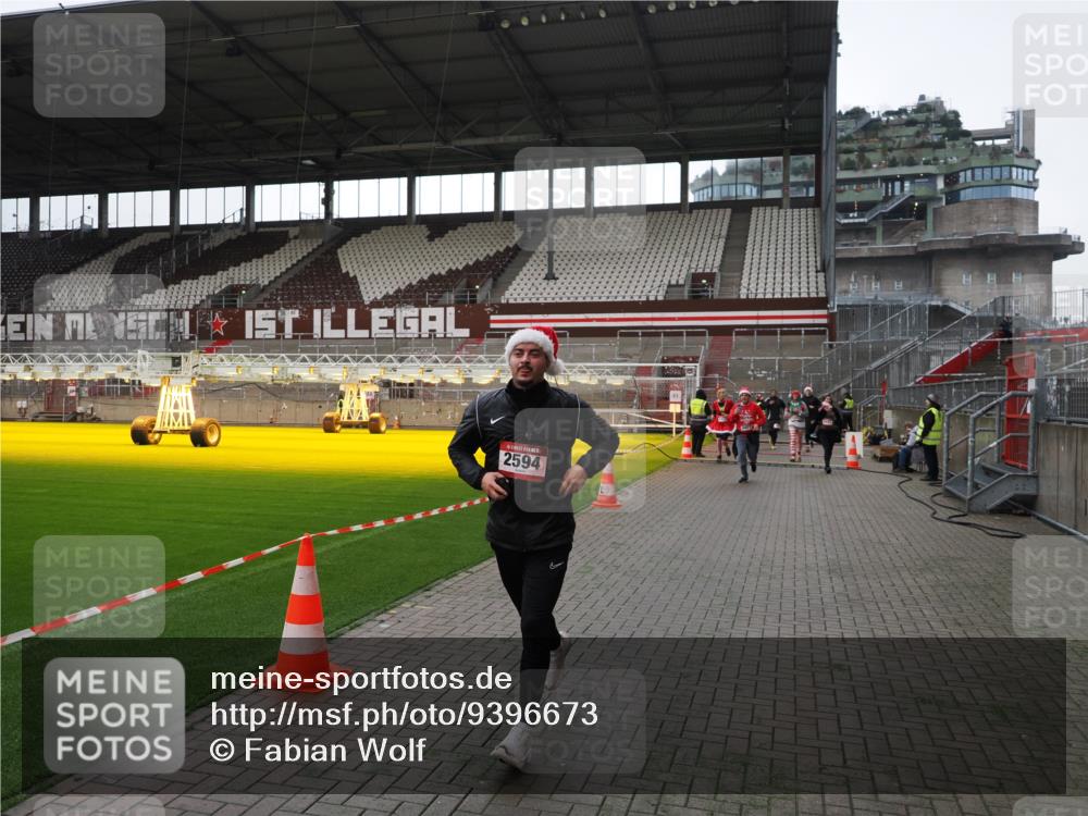 07.12.2025 - St. Pauli X-Mass-Run No. 15 Fabian Wolf http://msf.ph/oto/9396673 07.12.2025 10:40:33 Ziel 284, 406, 731, 735, 1457, 2169, 2594, 2916, 3244, 3407, 3408, 4041, 4304 meine-sportfotos.de