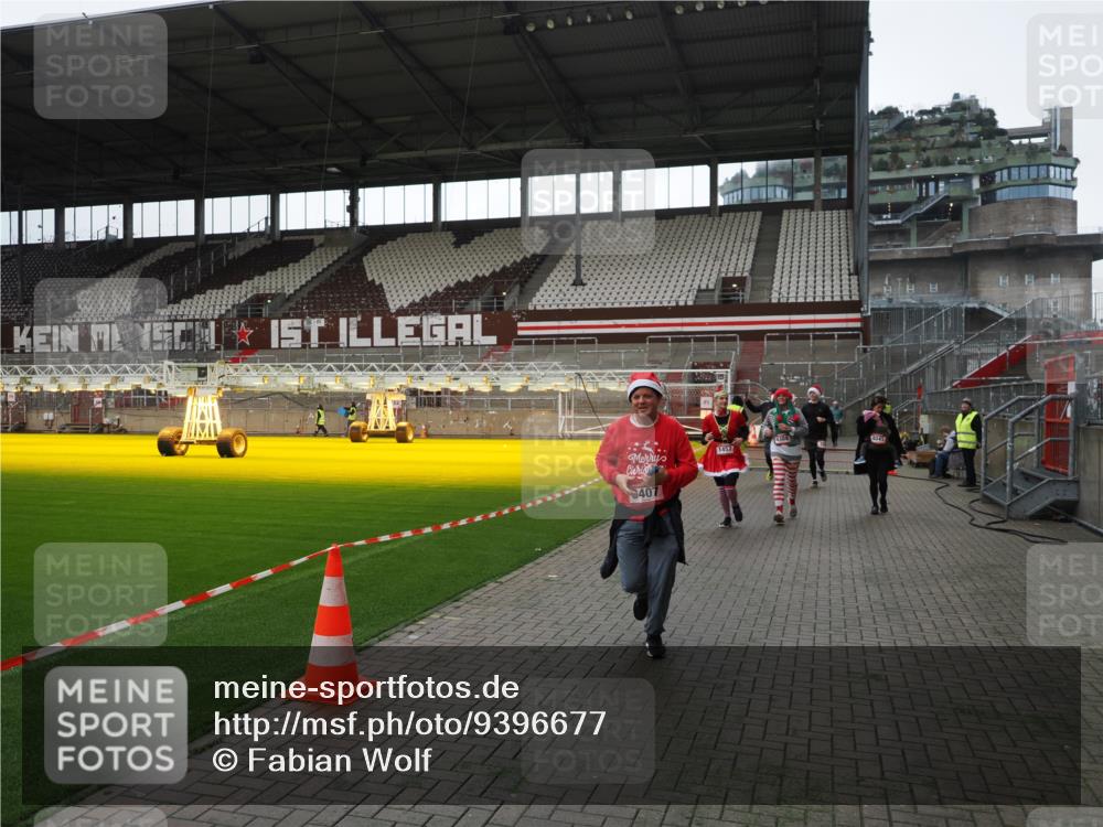 07.12.2025 - St. Pauli X-Mass-Run No. 15 Fabian Wolf http://msf.ph/oto/9396677 07.12.2025 10:40:36 Ziel 284, 406, 731, 735, 1457, 2169, 2594, 2916, 3244, 3407, 3408, 4041, 4304 meine-sportfotos.de
