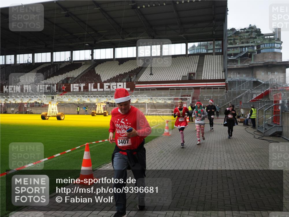 07.12.2025 - St. Pauli X-Mass-Run No. 15 Fabian Wolf http://msf.ph/oto/9396681 07.12.2025 10:40:37 Ziel 284, 406, 1457, 2169, 2594, 2916, 3244, 3407, 3408, 4041, 4304 meine-sportfotos.de