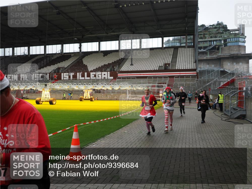 07.12.2025 - St. Pauli X-Mass-Run No. 15 Fabian Wolf http://msf.ph/oto/9396684 07.12.2025 10:40:38 Ziel 284, 406, 1457, 2555, 2559, 2594, 2916, 3244, 3407, 3408, 4041, 4304 meine-sportfotos.de
