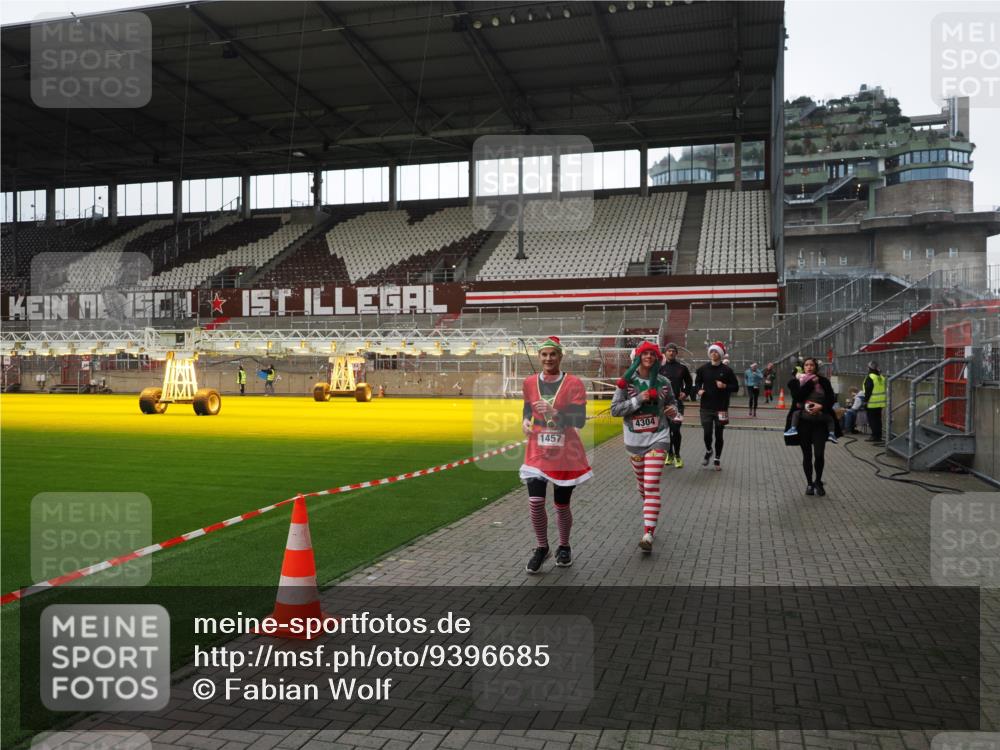 07.12.2025 - St. Pauli X-Mass-Run No. 15 Fabian Wolf http://msf.ph/oto/9396685 07.12.2025 10:40:38 Ziel 284, 406, 1457, 2555, 2559, 2594, 2916, 3244, 3407, 3408, 4041, 4304 meine-sportfotos.de