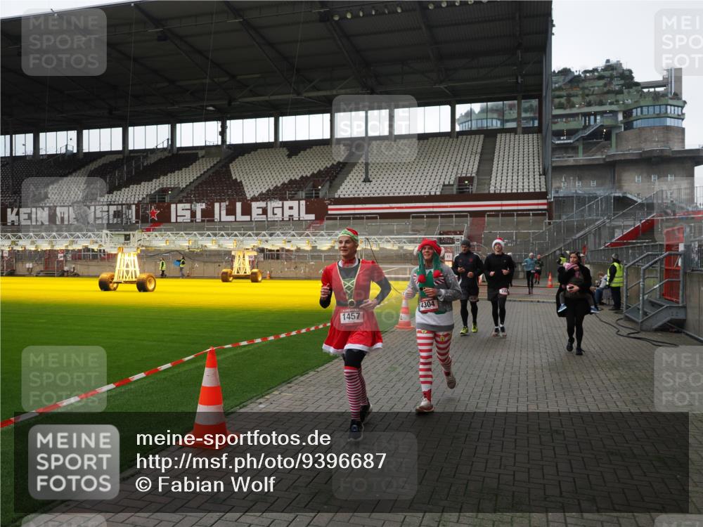 07.12.2025 - St. Pauli X-Mass-Run No. 15 Fabian Wolf http://msf.ph/oto/9396687 07.12.2025 10:40:39 Ziel 284, 406, 1457, 2555, 2559, 2594, 2916, 3244, 3407, 3408, 4041, 4304 meine-sportfotos.de