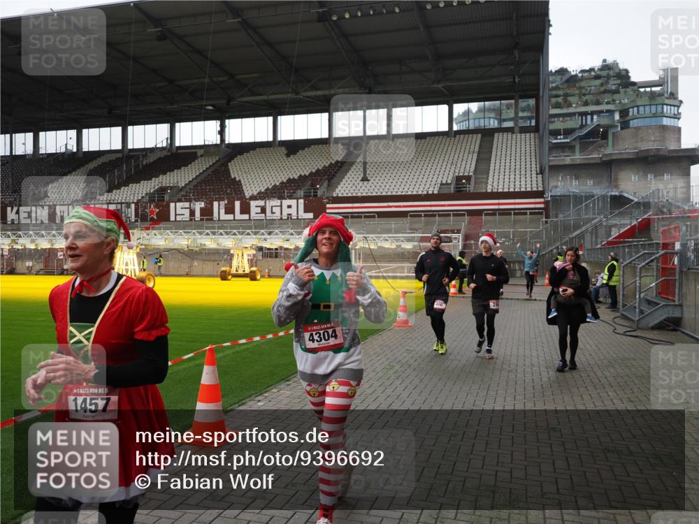 07.12.2025 - St. Pauli X-Mass-Run No. 15 Fabian Wolf http://msf.ph/oto/9396692 07.12.2025 10:40:40 Ziel 284, 406, 1457, 2555, 2559, 2594, 2916, 3244, 3407, 3408, 4041, 4304 meine-sportfotos.de