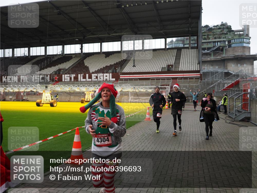 07.12.2025 - St. Pauli X-Mass-Run No. 15 Fabian Wolf http://msf.ph/oto/9396693 07.12.2025 10:40:40 Ziel 284, 406, 1457, 2555, 2559, 2594, 2916, 3244, 3407, 3408, 4041, 4304 meine-sportfotos.de