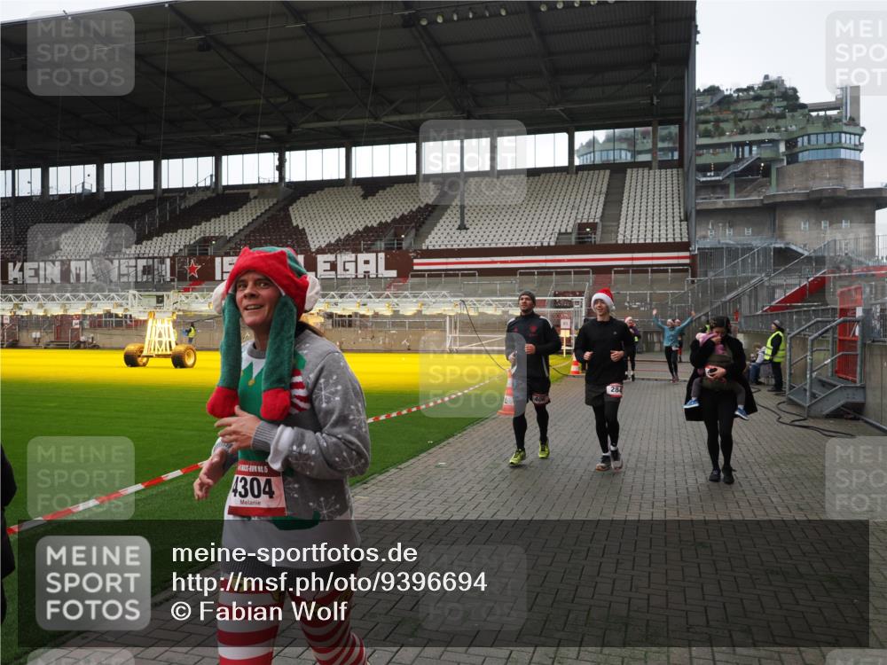 07.12.2025 - St. Pauli X-Mass-Run No. 15 Fabian Wolf http://msf.ph/oto/9396694 07.12.2025 10:40:40 Ziel 284, 406, 1457, 2555, 2559, 2594, 2916, 3244, 3407, 3408, 4041, 4304 meine-sportfotos.de