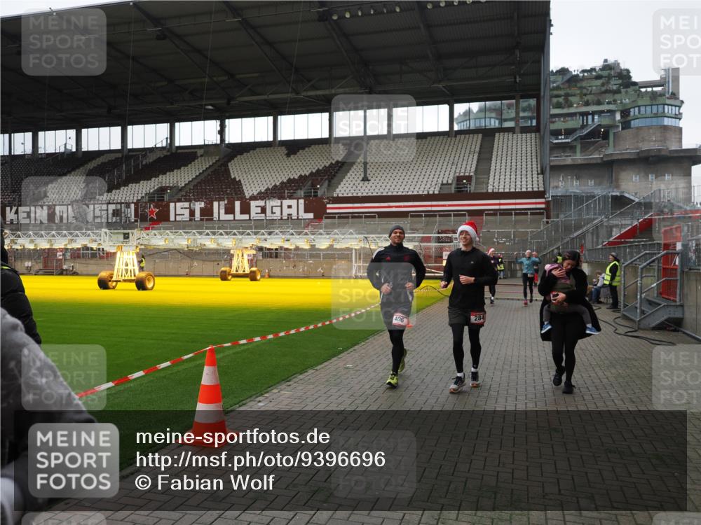 07.12.2025 - St. Pauli X-Mass-Run No. 15 Fabian Wolf http://msf.ph/oto/9396696 07.12.2025 10:40:40 Ziel 284, 406, 1457, 2555, 2559, 2594, 2916, 3244, 3407, 3408, 4041, 4304 meine-sportfotos.de
