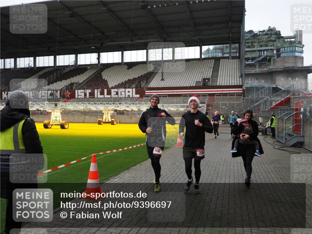 07.12.2025 - St. Pauli X-Mass-Run No. 15 Fabian Wolf http://msf.ph/oto/9396697 07.12.2025 10:40:41 Ziel 284, 406, 1457, 2555, 2559, 2594, 2916, 3244, 3407, 3408, 4041, 4304 meine-sportfotos.de